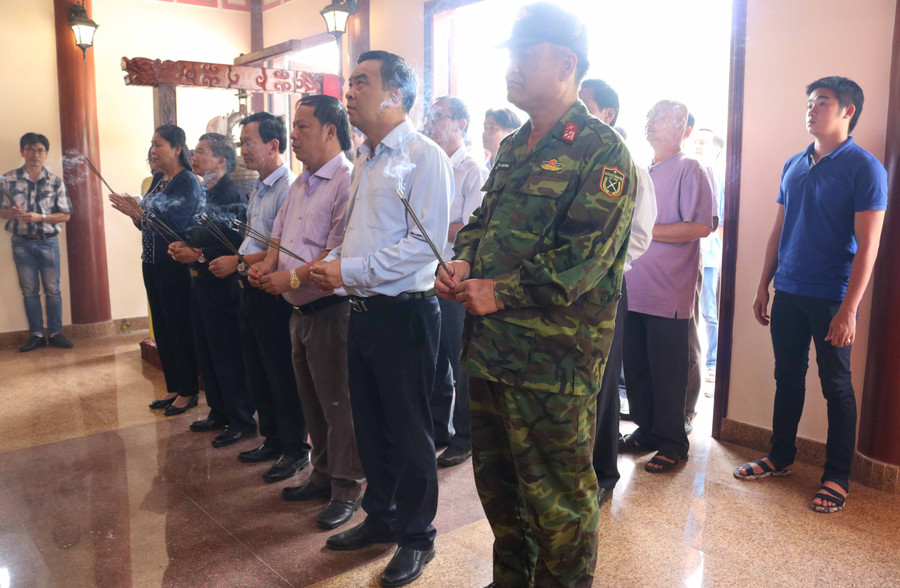  Các đồng chí lãnh đạo tỉnh dâng hoa, dâng hương tại Khu Di tích lịch sử cách mạng của tỉnh tại xã Krong. Ảnh: Ngọc Sang