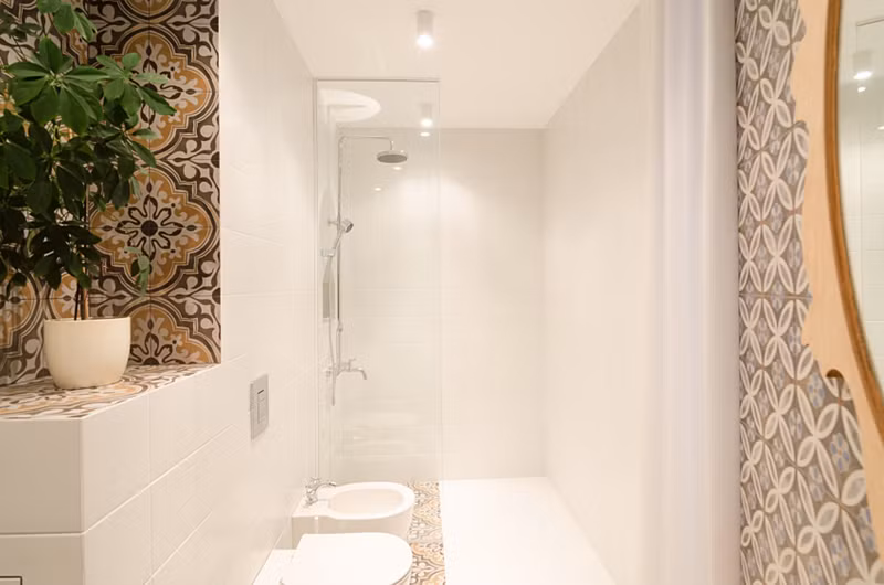  Phòng tắm sử dụng gạch trắng, mang đến cảm giác sạch sẽ và thoáng đãng.