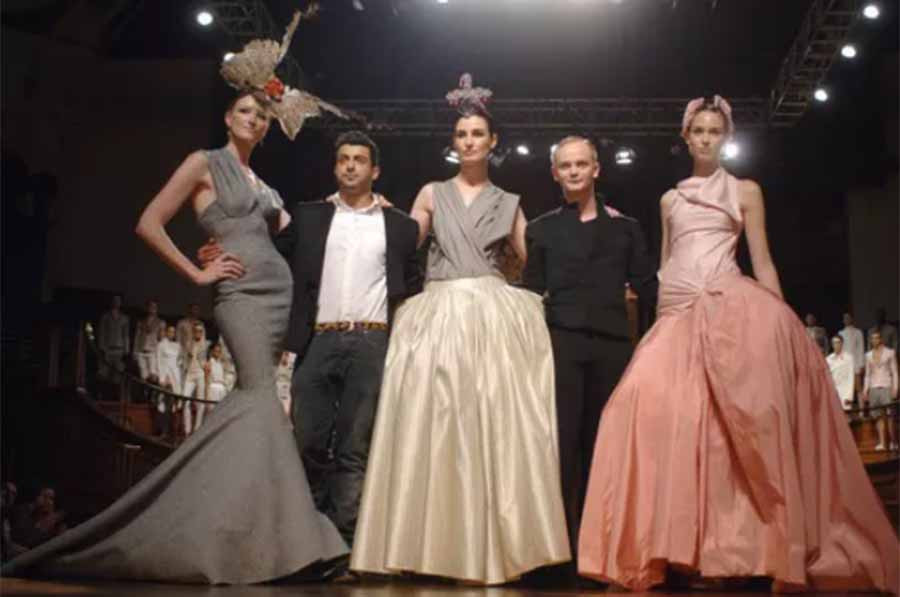 Hoàng tử Al Qasimi (thứ hai bên trái) tại buổi trình diễn thời trang của thương hiệu Qasimi. Ảnh: Alpha Press