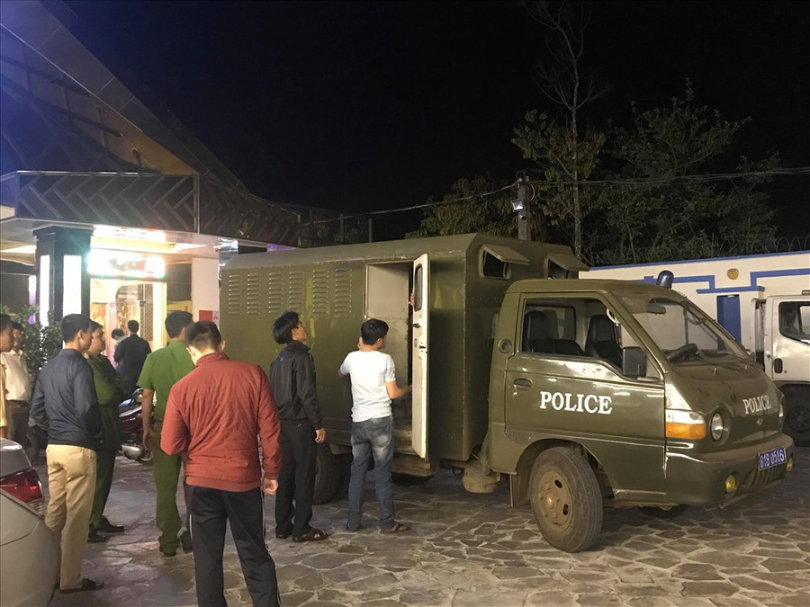 Công an Gia Lai truy quét ma túy ở các tụ điểm quán Karaoke. Ảnh Đ.V Công an Gia Lai truy quét ma túy ở các tụ điểm quán Karaoke. Ảnh Đ.V