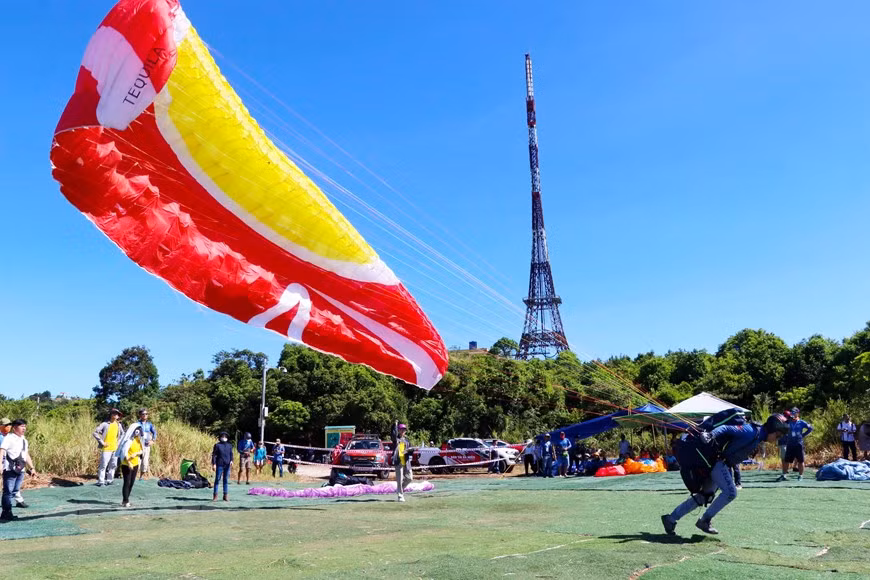  Vận động viên xuất phát lượn dù tại bãi bay trên bán đảo Sơn Trà. (Ảnh: Trần Lê Lâm/TTXVN)
