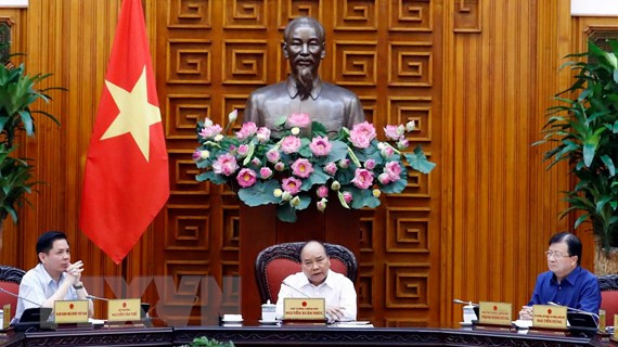 Thủ tướng Nguyễn Xuân Phúc cùng đại diện các bộ, ngành làm việc với tỉnh Tiền Giang nhằm tìm giải pháp tháo gỡ khó khăn cho dự án đường cao tốc Trung Lương-Mỹ Thuận. (Ảnh: Thống Nhất/TTXVN)
