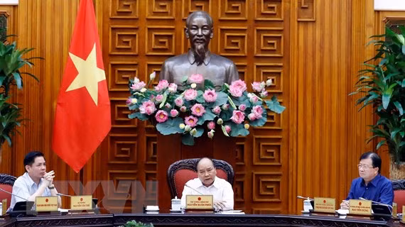 Thủ tướng Nguyễn Xuân Phúc cùng đại diện các bộ, ngành làm việc với tỉnh Tiền Giang nhằm tìm giải pháp tháo gỡ khó khăn cho dự án đường cao tốc Trung Lương-Mỹ Thuận. (Ảnh: Thống Nhất/TTXVN)