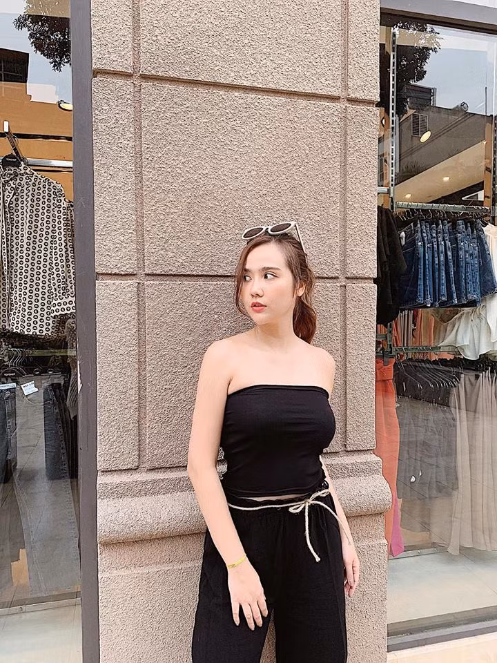 Cho đến năm 2019, cô thông báo đã hoàn tất thủ tục ly hôn. Điều này gây bất ngờ với nhiều người yêu mến Huyền Lizzie. Cô chia sẻ: 'Tất cả mọi người đều chĩa mũi dùi vào tôi, nào thì công việc của tôi đi sớm về khuya, nào thì tôi cặp đại gia, nào thì tôi giờ có cuộc sống tốt rồi, thăng tiến hơn, thành công hơn nên rũ bỏ quá khứ. Tôi chỉ có thể nói rằng không phải như thế. Vợ chồng ly hôn tất nhiên phải có chuyện, mà nói ra thì thành nói xấu nhau'.