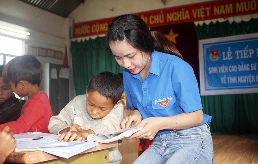 Các tình nguyện viên dạy học cho các em. Ảnh: Hà Phương Các tình nguyện viên dạy học cho các em. Ảnh: Hà Phương
