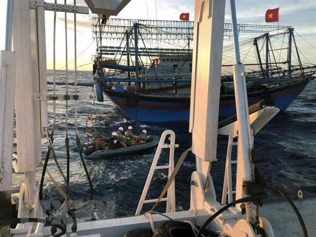 Các tàu cá phối hợp tìm kiếm cứu nạn. (Ảnh: Hoàng Ngọc/TTXVN)