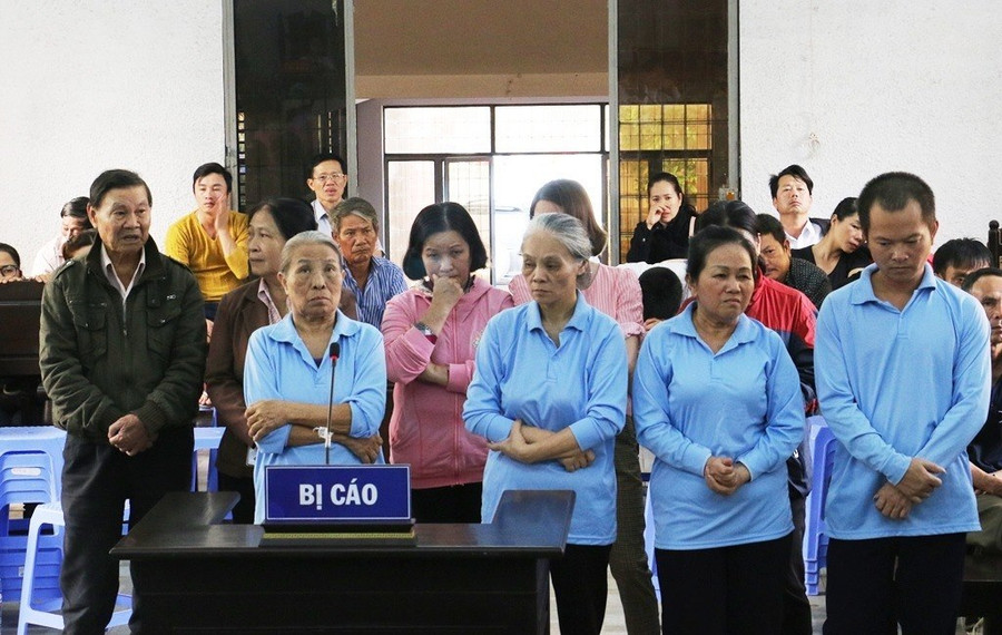 Bị cáo Vũ Minh Đường (mặc áo khoác), bị cáo Nguyễn Thị Lý (hàng đầu từ trái qua) cùng các bị cáo khác tại phiên tòa