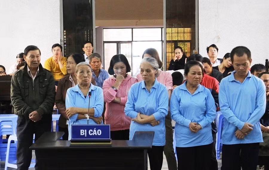 Bị cáo Vũ Minh Đường (mặc áo khoác), bị cáo Nguyễn Thị Lý (hàng đầu từ trái qua) cùng các bị cáo khác tại phiên tòa