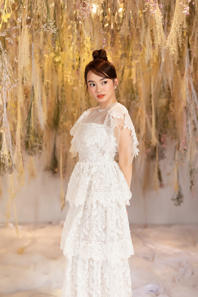 Ngoài gương mặt xinh đẹp lẫn đôi mắt “biết nói”, nhờ tích cực theo đuổi chế độ ăn uống cùng luyện tập hợp lí, cô nàng còn khiến mọi người phải trầm trồ trước thân hình ngày một thanh thoát.