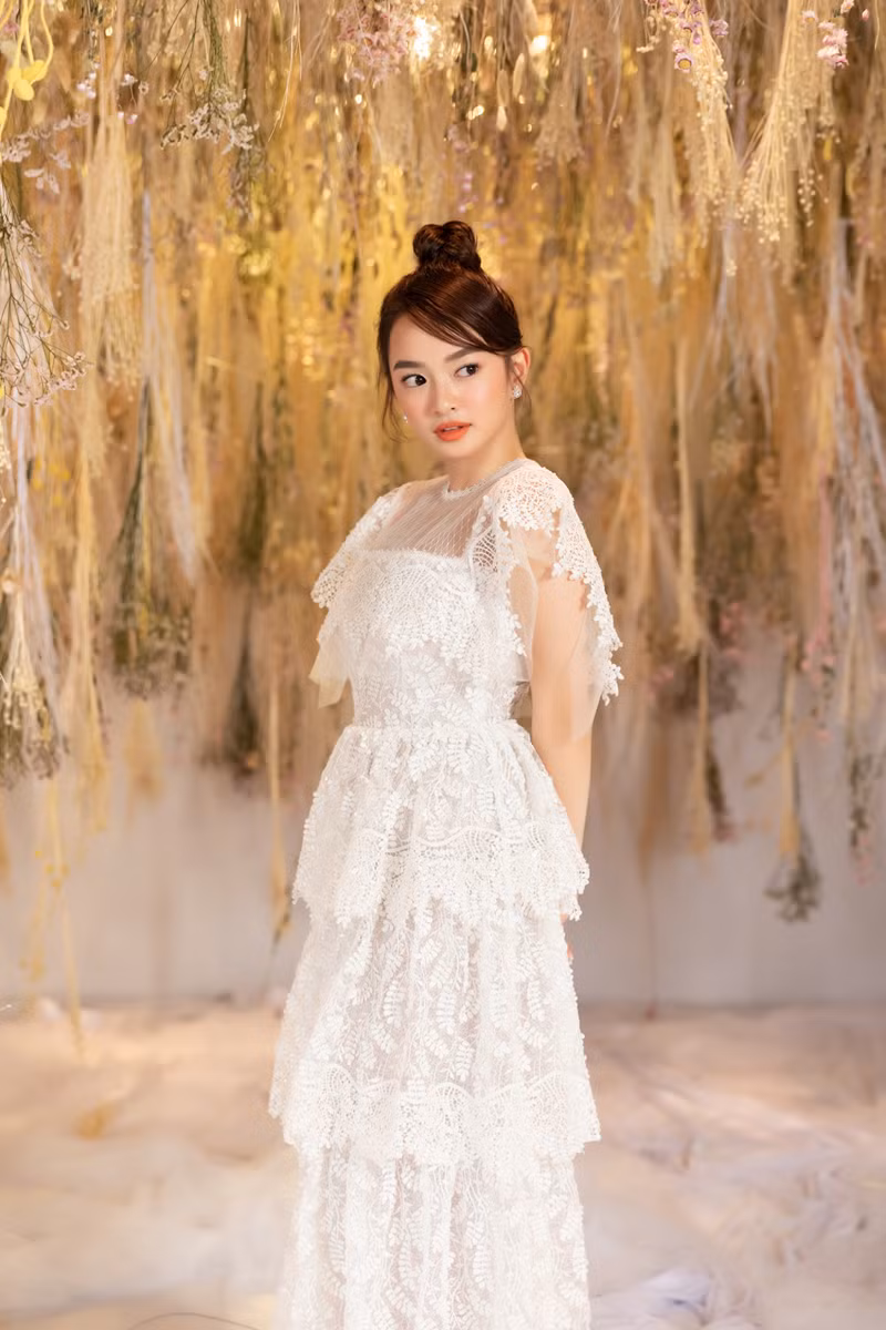 Ngoài gương mặt xinh đẹp lẫn đôi mắt “biết nói”, nhờ tích cực theo đuổi chế độ ăn uống cùng luyện tập hợp lí, cô nàng còn khiến mọi người phải trầm trồ trước thân hình ngày một thanh thoát.