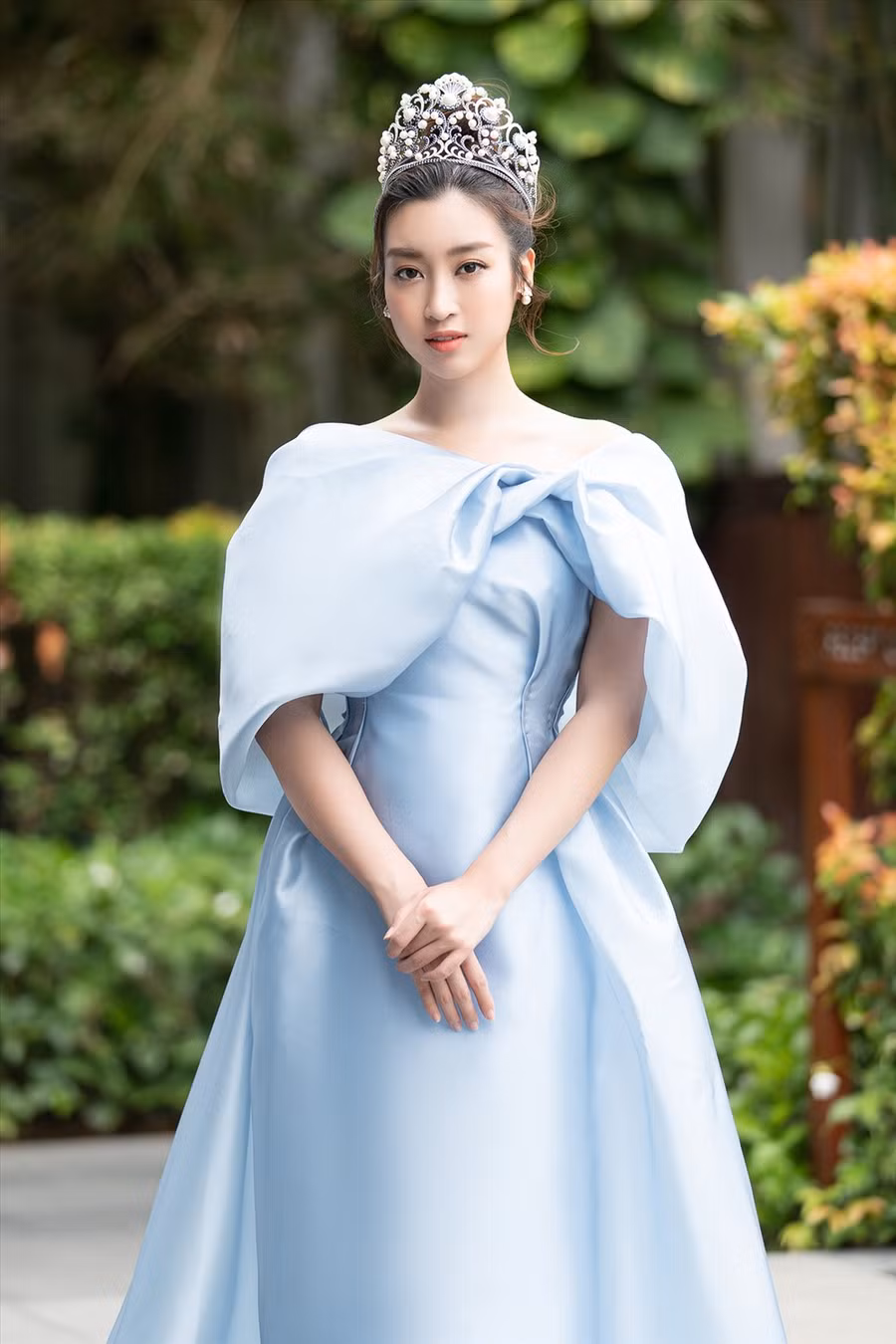 Đỗ Mỹ Linh đội vương miện Hoa hậu Việt Nam 2016. Ảnh: MWVN.
