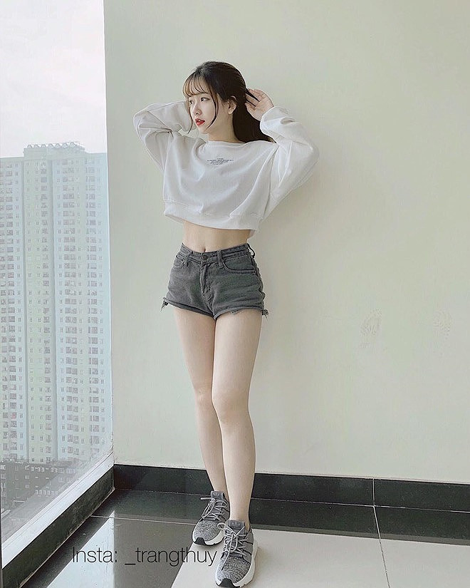  Dân mạng Trung Quốc nhanh chóng để lại nhiều bình luận khen ngợi vẻ đẹp khỏe khoắn và gợi cảm của Thùy Trang.“Một cô gái Việt Nam nhỏ nhắn nhưng vẫn quyến rũ