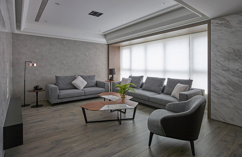 Ghế sofa chữ L tạo thành không gian rộng rãi, là nơi chủ nhân thường mời bạn bè về nhà chơi.  Ghế sofa chữ L tạo thành không gian rộng rãi, là nơi chủ nhân thường mời bạn bè về nhà chơi.
