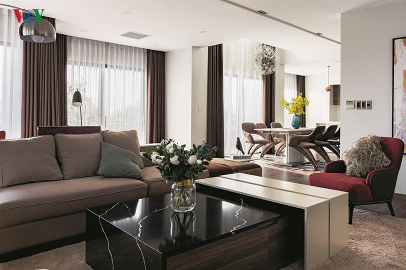 Do đó, thiết kế đã tận dụng tối ưu lợi thế về địa hình và cảnh quan. Không gian kiến trúc là những mảng mở lớn ra bên ngoài. Tầng 1 là nơi kinh doanh, các tầng trên là nơi ở và sinh hoạt. Ở tầng 2, không gian phòng sinh hoạt chung nối liền với phòng ăn và bếp cho cảm giác rộng rãi, thoáng đãng. Do đó, thiết kế đã tận dụng tối ưu lợi thế về địa hình và cảnh quan. Không gian kiến trúc là những mảng mở lớn ra bên ngoài. Tầng 1 là nơi kinh doanh, các tầng trên là nơi ở và sinh hoạt. Ở tầng 2, không gian phòng sinh hoạt chung nối liền với phòng ăn và bếp cho cảm giác rộng rãi, thoáng đãng.