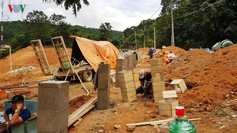 Dù không phép nhưng nhiều hạng mục công trình vẫn ngang nhiên thi công trên đường đèo Mimosa Đà Lạt. Dù không phép nhưng nhiều hạng mục công trình vẫn ngang nhiên thi công trên đường đèo Mimosa Đà Lạt.