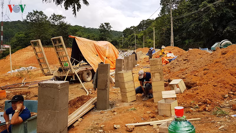 Dù không phép nhưng nhiều hạng mục công trình vẫn ngang nhiên thi công trên đường đèo Mimosa Đà Lạt.