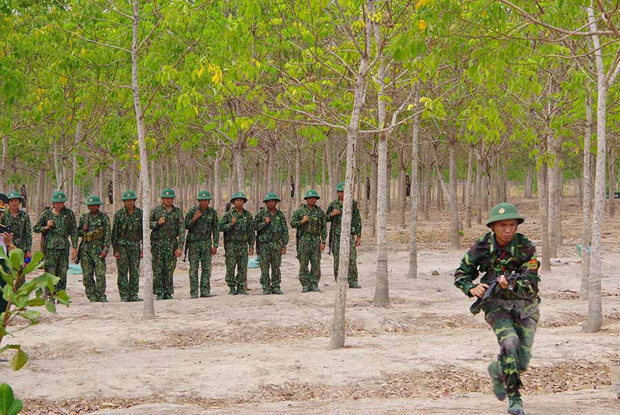  Huấn luyện chiến thuật cho chiến sĩ mới. Ảnh: A.H