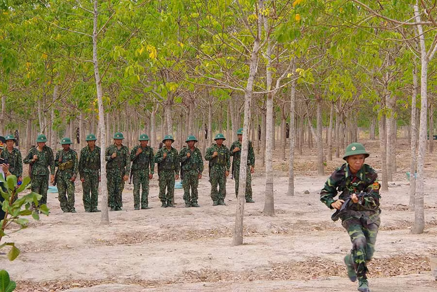  Huấn luyện chiến thuật cho chiến sĩ mới. Ảnh: A.H