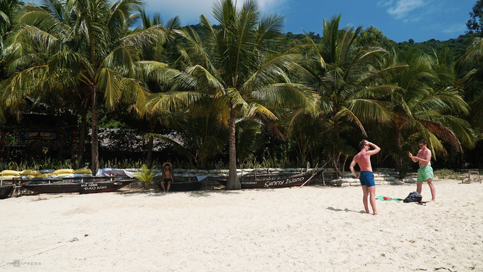 Di tích Bãi Ông là điểm dừng chân tiếp đến. Đây là nơi cư trú của con người từ thời tiền Sa Huỳnh và là di tích có niên đại cổ nhất ở Hội An (3.000 năm). Từ đây bạn có thể đi dạo ở bờ biển phía đông, nơi có bãi cát trắng trải dài cùng làn nước trong xanh.