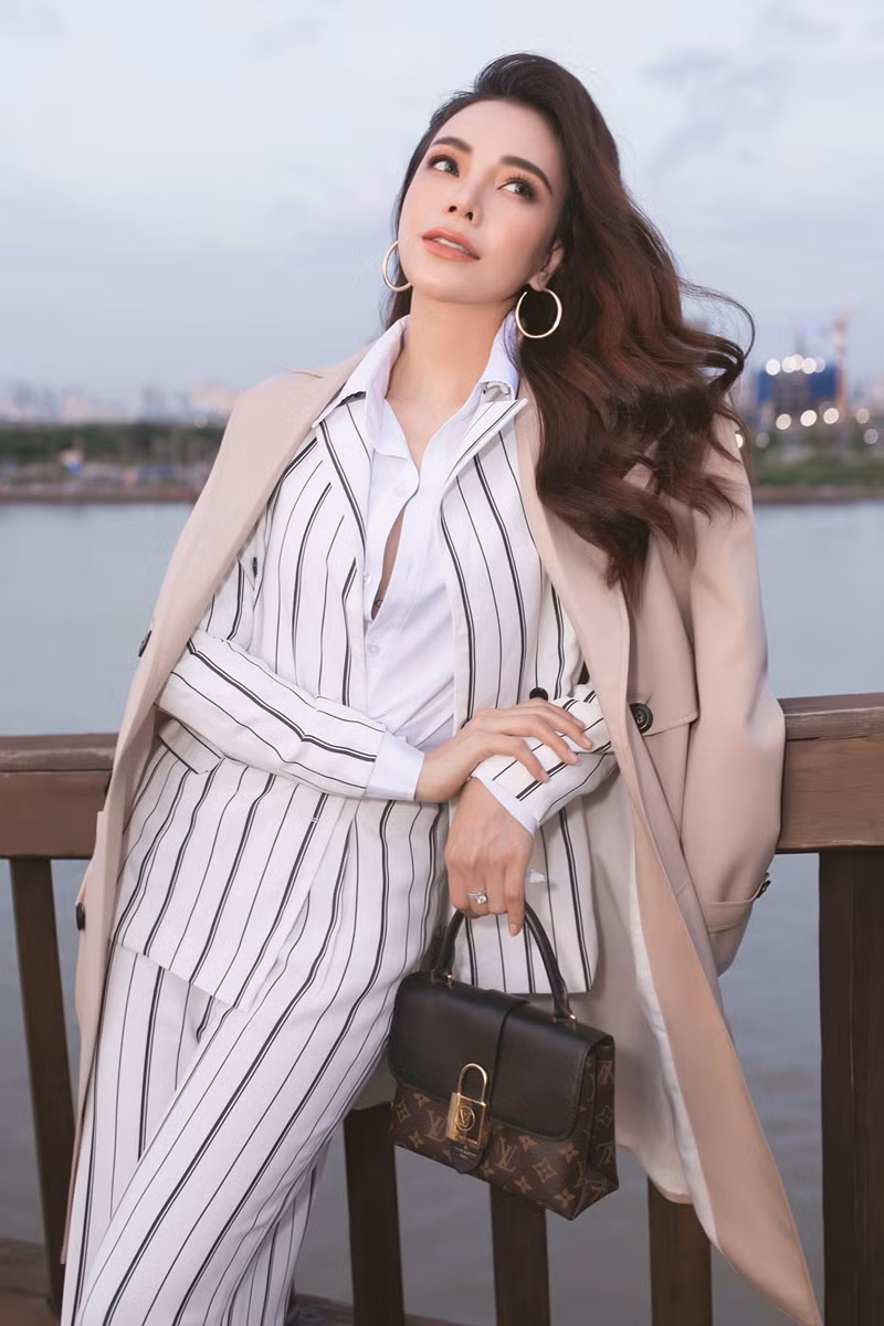 Bộ trang phục giúp tôn vóc dáng và đôi chân dài.