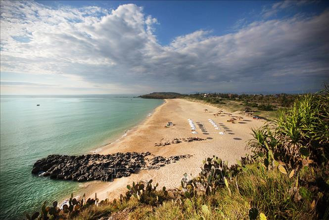  Bãi tắm Bãi Xếp với bờ cát trải dài trắng muốt bên biển xanh êm đềm.