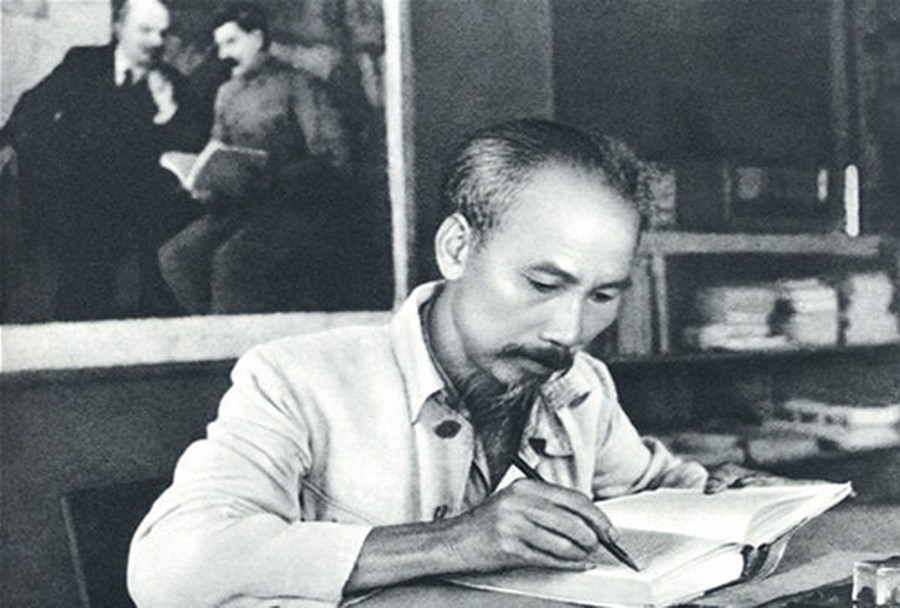 Chủ tịch Hồ Chí Minh trong phòng làm việc tại căn cứ Việt Bắc. Ảnh: Tư liệu