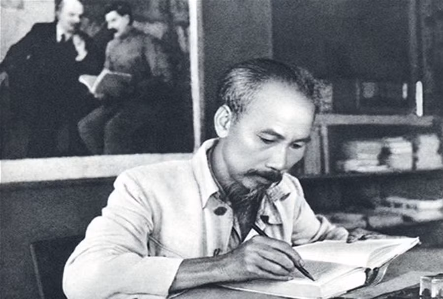 Chủ tịch Hồ Chí Minh trong phòng làm việc tại căn cứ Việt Bắc. Ảnh: Tư liệu