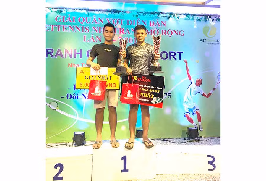 Cặp VĐV Dương Minh Thanh (phải)- Phạm Quốc Việt (trái) đoạt giải nhất nội dung đôi nam 1.350 điểm. Ảnh: Minh Vỹ