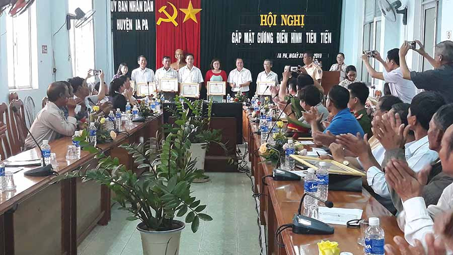 Khen thưởng gương điển hình tiên tiến tại hội nghị. Ảnh: Mai Linh