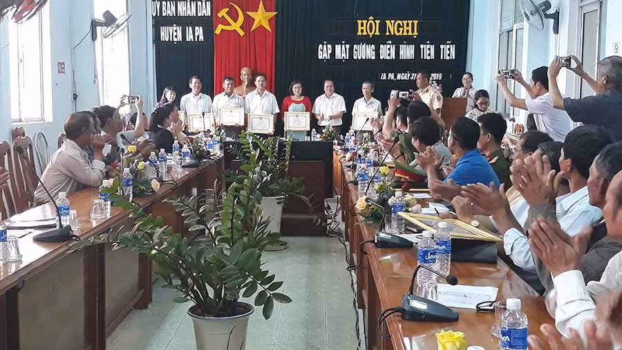 Khen thưởng gương điển hình tiên tiến tại hội nghị. Ảnh: Mai Linh