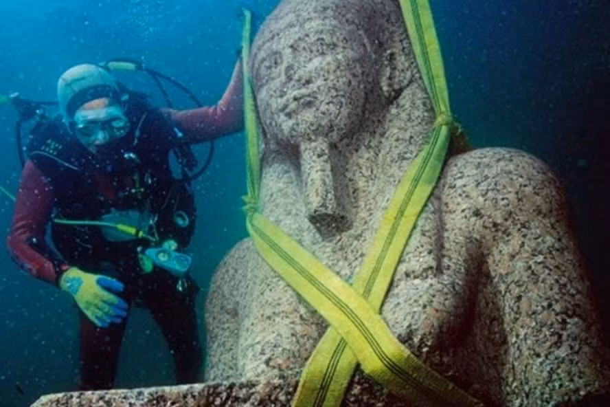 Pho tượng cổ được phát hiện khi khai quật thành phố chìm. Ảnh: Franck Goddio/Hilti Foundation/Christoph Gerigk
