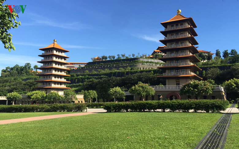 Khuôn viên Phật Quang Sơn - tu viện Phật giáo lớn nhất Đài Loan - rất đẹp với nhiều tòa bảo tháp và vườn cây, hoa rực rỡ bốn mùa...