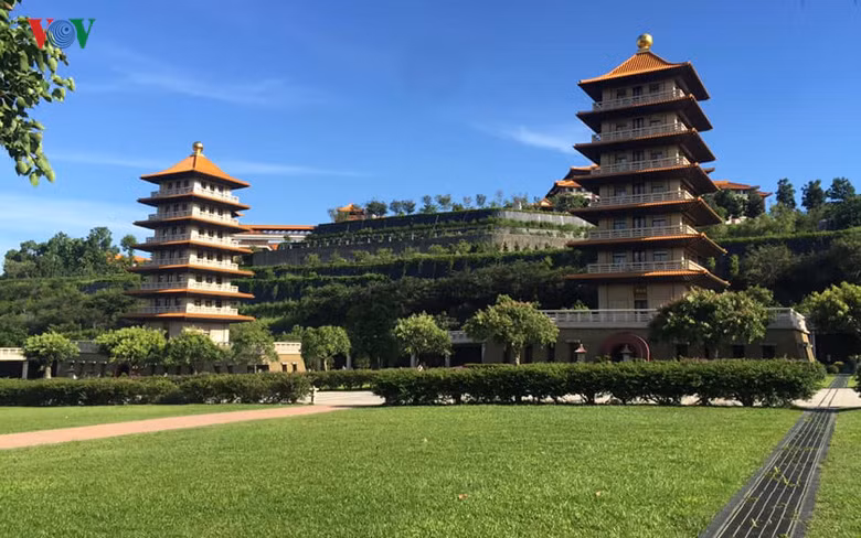 Khuôn viên Phật Quang Sơn - tu viện Phật giáo lớn nhất Đài Loan - rất đẹp với nhiều tòa bảo tháp và vườn cây, hoa rực rỡ bốn mùa...