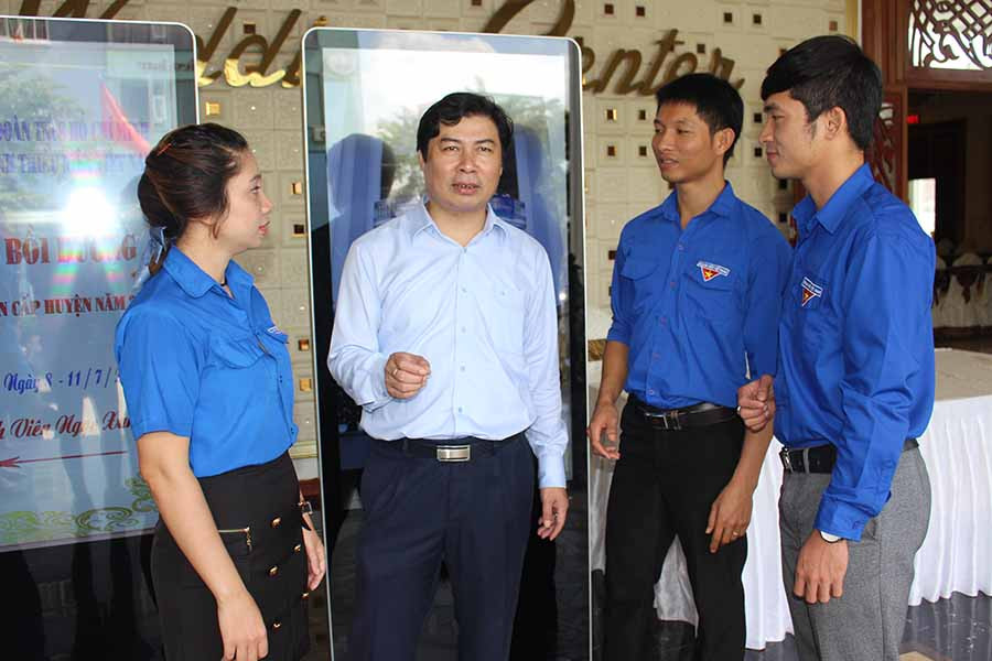  Tiến sĩ Nguyễn Hải Đăng (thứ 2 từ trái qua)-Giám đốc Học viện Thanh thiếu niên Việt Nam trao đổi với các học viên tham gia lớp bồi dưỡng Bí thư Đoàn cấp huyện tổ chức tại tỉnh Gia Lai. Ảnh: P.L