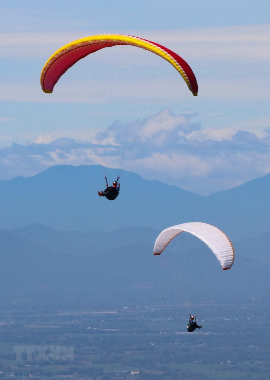  Các vận động viên biểu diễn lượn dù sau khi xuất phát. (Ảnh: Trần Lê Lâm/TTXVN