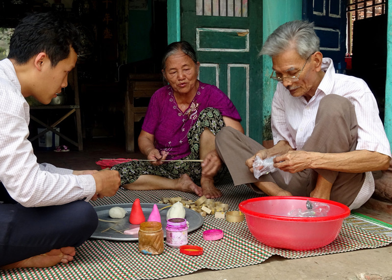 Học hỏi các cụ cao niêm trong làng những mẫu con giống bột cổ. Học hỏi các cụ cao niêm trong làng những mẫu con giống bột cổ.