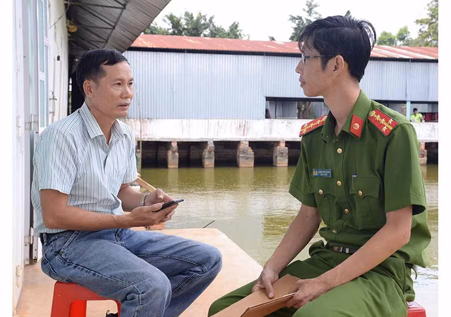  Sau khi bị mất tiền vì tin vào chiêu bài “chạy việc”, anh Lê Tiến Sỹ (bìa trái) tích cực phối hợp với cơ quan Công an tuyên truyền người dân cảnh giác với tội phạm lừa đảo chiếm đoạt tài sản. Ảnh: T.T