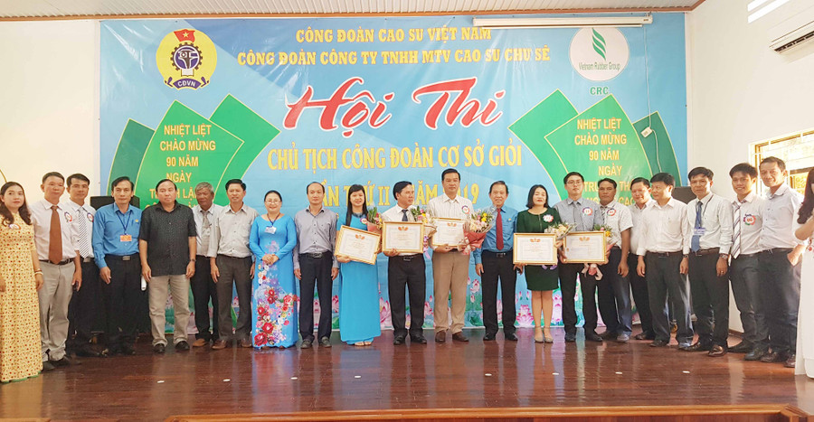 Các thí sinh dự thi chụp hình với Lãnh đạo Công đoàn Tập đoàn và Công ty. Ảnh: Hà Đức Thành