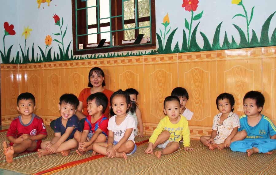  Các cô giáo mầm non vẫn miệt mài đến lớp mặc dù đang là giữa mùa hè. Ảnh: C.H