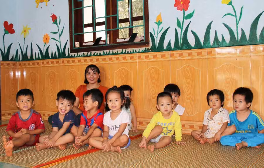  Các cô giáo mầm non vẫn miệt mài đến lớp mặc dù đang là giữa mùa hè. Ảnh: C.H