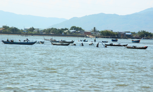 Dân đổ xô đi hút phễnh Dân đổ xô đi hút phễnh