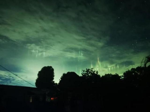 Hình ảnh về những cột ánh sáng trên bầu trời đêm được cư dân Sulu Amarkhan Jidara chia sẻ. Ảnh: Amarkhan Jidara.