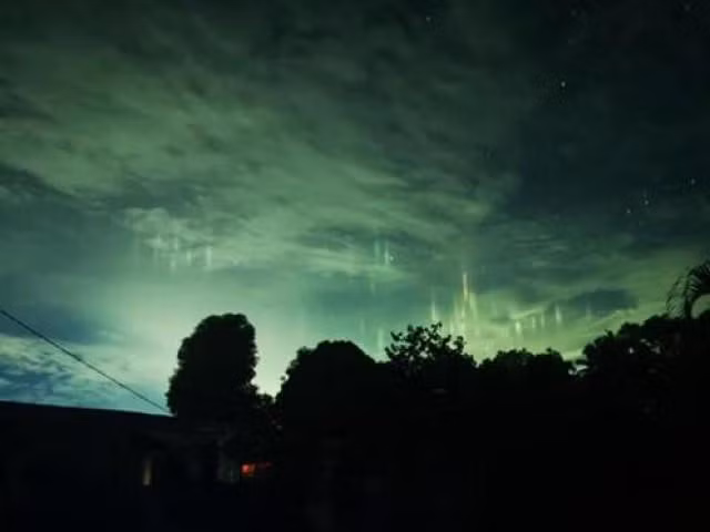 Hình ảnh về những cột ánh sáng trên bầu trời đêm được cư dân Sulu Amarkhan Jidara chia sẻ. Ảnh: Amarkhan Jidara.