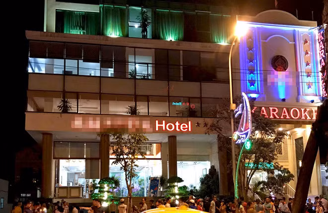 Người đàn ông 37 tuổi nhảy từ tầng 11 khách sạn xuống mặt đất. Ảnh: L.M.