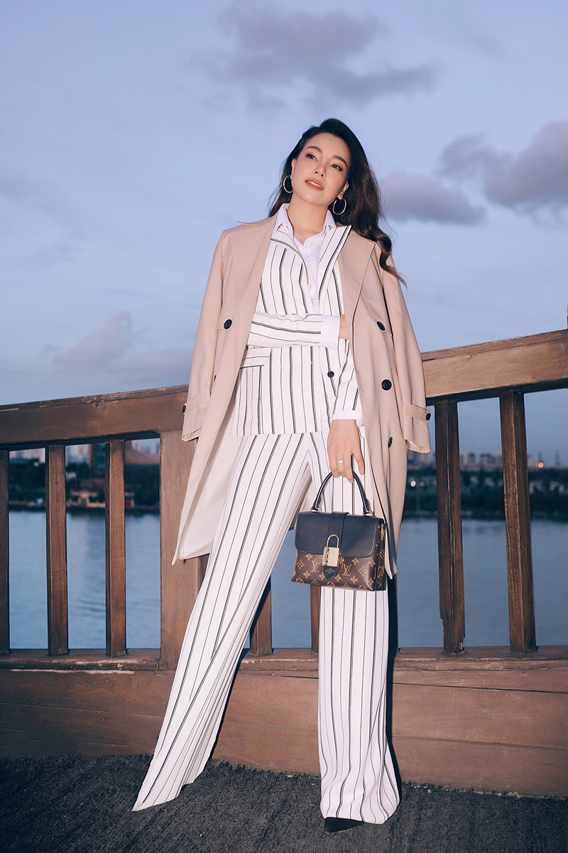 Trà Ngọc Hằng dần định hình theo mẫu phụ nữ hiện đại, cá tính và đầy năng lượng. Trà Ngọc Hằng dần định hình theo mẫu phụ nữ hiện đại, cá tính và đầy năng lượng.