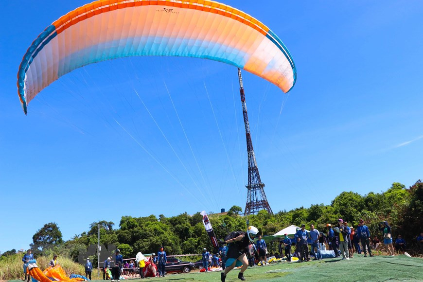 Vận động viên nữ xuất phát lượn dù tại bãi bay trên bán đảo Sơn Trà. (Ảnh: Trần Lê Lâm/TTXVN)