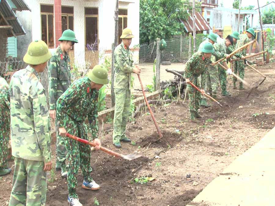 Các chiến sỹ giúp dân đào rãnh thoát nước. Ảnh: Hà Phương