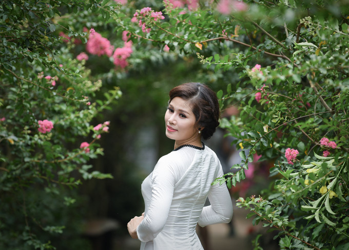 5 Khách đến vườn đa phần là người thích chụp ảnh, yêu hoa và các gia đình. Theo chủ vườn, lượng khách đông hơn vào cuối tuần, cao điểm tới gần 1.000 lượt một ngày. Vườn hoa mở cửa các ngày trong tuần, vé vào cổng giá 30.000 đồng mỗi người. Những người làm nghề chụp ảnh, trang điểm được miễn phí vé. Con đường hoa tường vi nằm ở lối vào của một trang trại tư nhân rộng gần 50.000 m2, trồng hoa và các loài thực vật. Tại đây còn có đầm sen, mê cung cây, vườn ươm… đều phù hợp để khách tới tham quan và vui chơi.