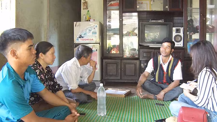  Gặp gỡ, trao đổi trực tiếp là một trong những cách để nắm bắt, phản ánh kịp thời các vấn đề mà dư luận đang quan tâm. Ảnh: H.T