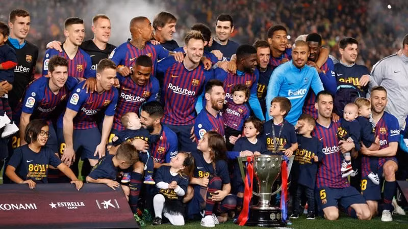 Barcelona là CLB chi tiêu nhiều nhất TTCN suốt 5 năm qua, song số tiền thu nhập của CLB chỉ đứng thứ 4 trong danh sách này với 626.9 triệu euro.